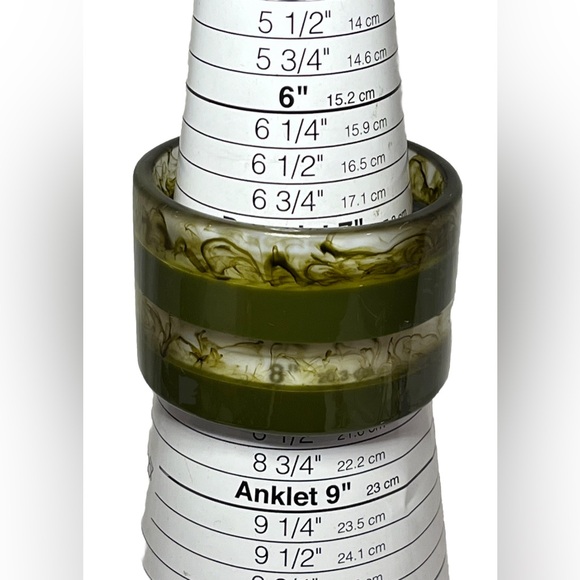 Vintage lucite acrylic olive green striped bangle bracelet moss like stripes - Picture 3 of 11